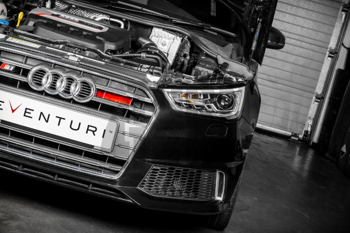 Sistema di aspirazione Eventuri in fibra di carbonio per Audi S1