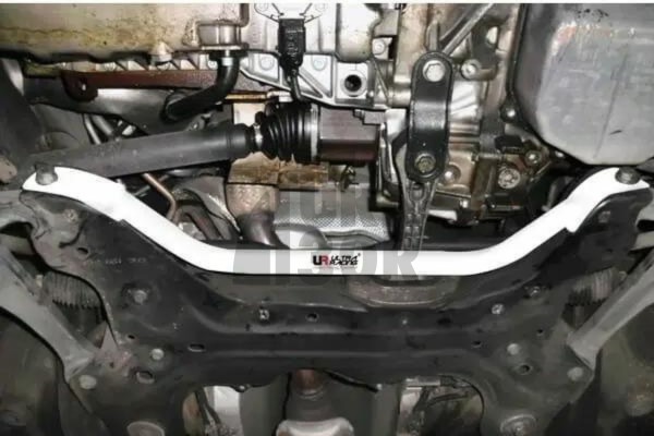 Ultra Racing Barra inferiore anteriore Audi TT 8N  Ultra Racing Barra inferiore anteriore Audi TT 8N