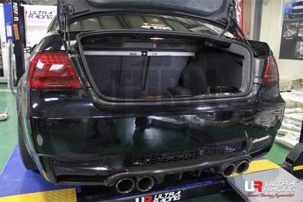 Barra montante superiore posteriore Ultra Racing BMW 335i E92 / M3 E92