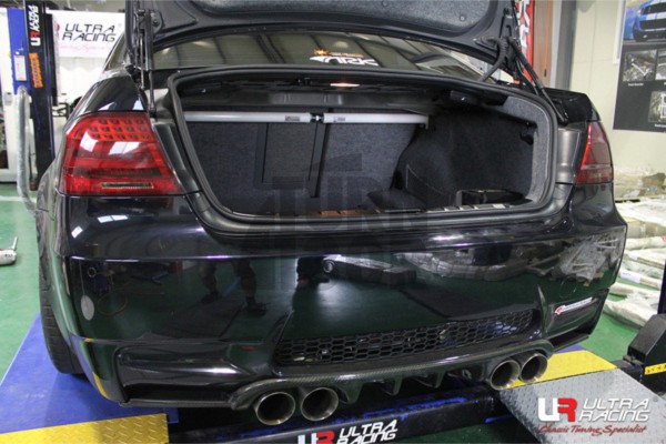 Barra montante superiore posteriore Ultra Racing BMW 335i E92 / M3 E92