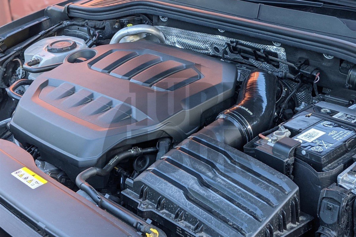 Tubo di aspirazione in silicone per Golf 8 GTI e Octavia NX VRS con aggiornamento Ramair Tubo di aspirazione in silicone per Golf 8 GTI e Octavia NX VRS con aggiornamento Ramair