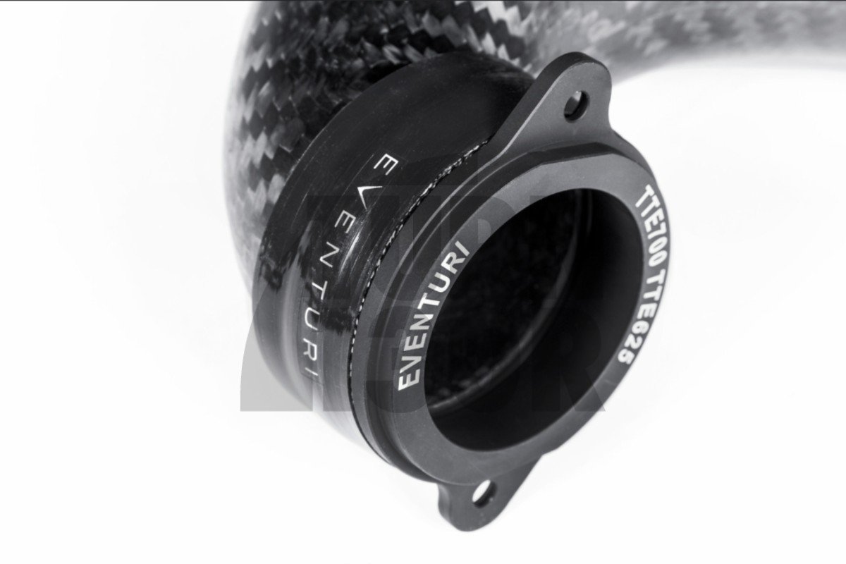 Eventuri Carbon Turbo Inlet per Audi RS3 8V.5 / TTRS 8S con flangia turbo stock Eventuri Carbon Turbo Inlet per Audi RS3 8V.5 / TTRS 8S con flangia turbo stock