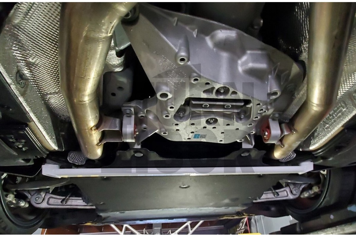 Barra inferiore anteriore Ultra Racing Audi A4 B9 / S4 B9