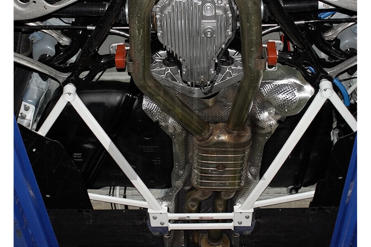 Ultra Racing 8 punti di rinforzo del sottotelaio anteriore BMW M2 F87