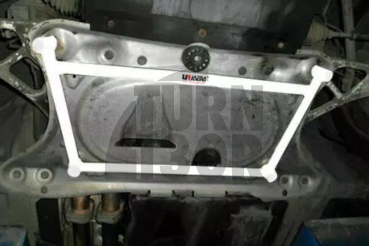 Ultra Racing 4 punti di rinforzo del controtelaio anteriore BMW M3 E46