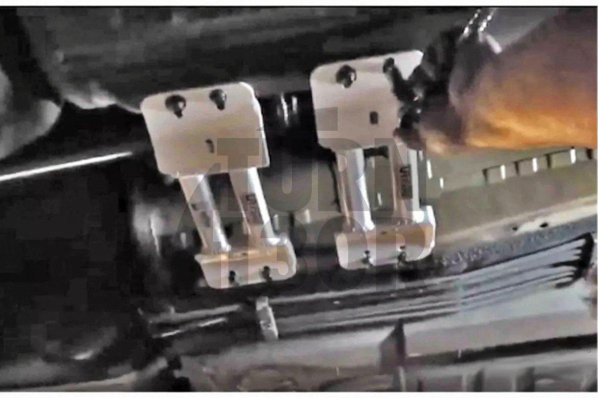 Ultra Racing Barra inferiore centrale BMW M3 E46