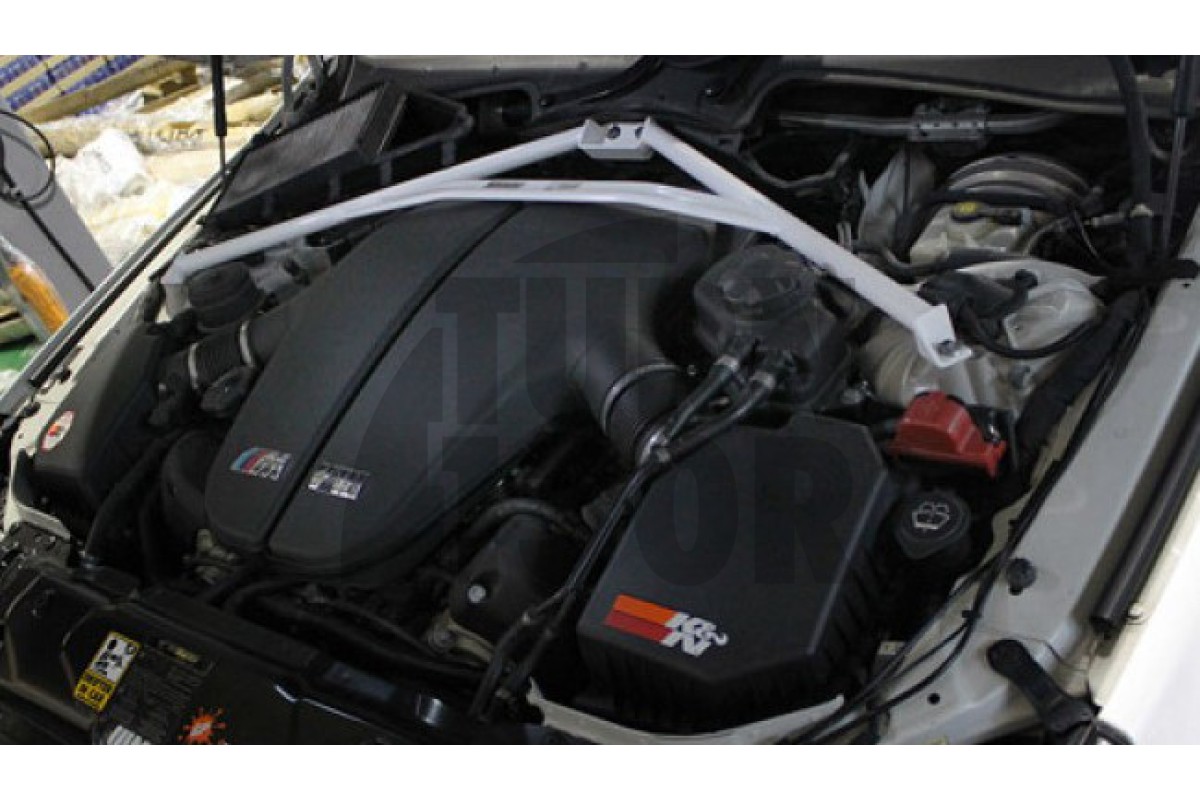 Ultra Racing Front Upper Strut Brace for BMW M5 E60 