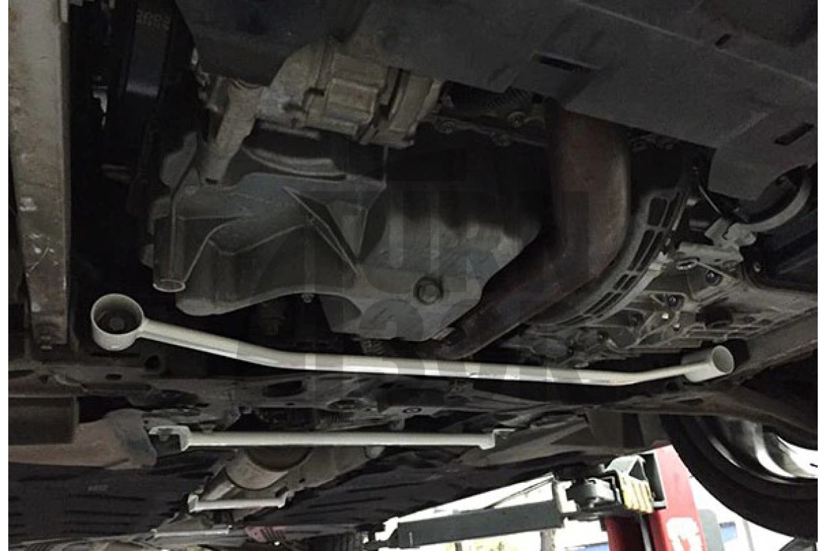 Ultra Racing Supporto anteriore inferiore Mercedes A45 AMG W176