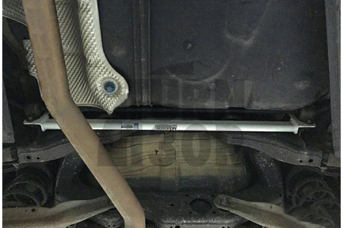 Ultra Racing Barra inferiore posteriore Mercedes A45 AMG W176