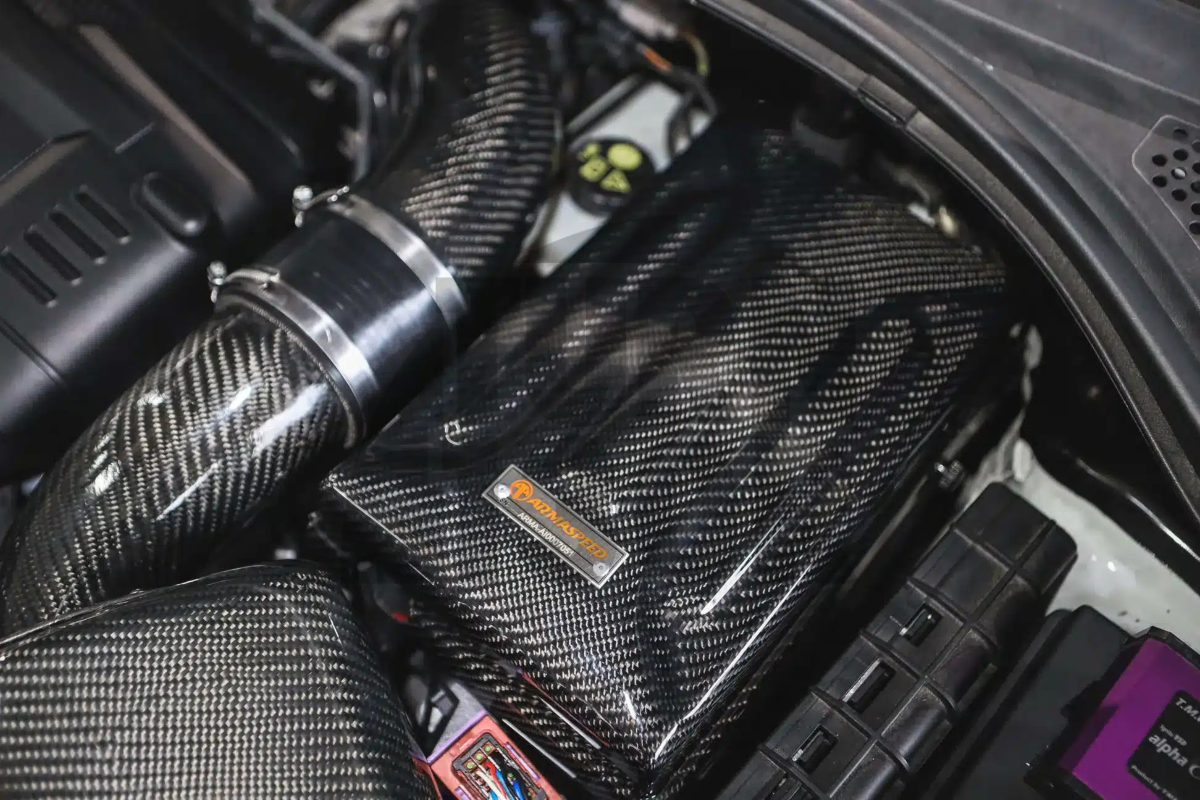 Coperchio batteria in fibra di carbonio Armaspeed S3 8V / Golf 7 GTI / Golf 7 R / Leon 3 Cupra / Octavia 5E VRS Coperchio batteria in fibra di carbonio Armaspeed S3 8V / Golf 7 GTI / Golf 7 R / Leon 3 Cupra / Octavia 5E VRS